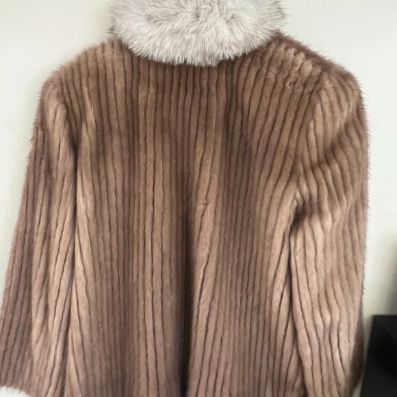 Beautiful Mink Jacket with Fox Tuxedo Fur Trim and side pockets - Picture 3 of 6